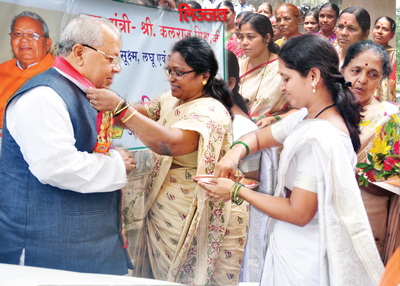 eing welcomed by Smt. Swati R. Paradkar, President of Lijjat Institution during the visit of the Minister to Shri Mahila Griha Udyog Lijjat Papad, Head Office at Bandra, Mumbai on 2nd August, 2014. Shri Kalraj Mishraji was accompanied by Shri Udai Pratap Singh, Chief Executive Officer, Khadi & Village Industries Commission and other Officials of MSME Ministry and KVIC.